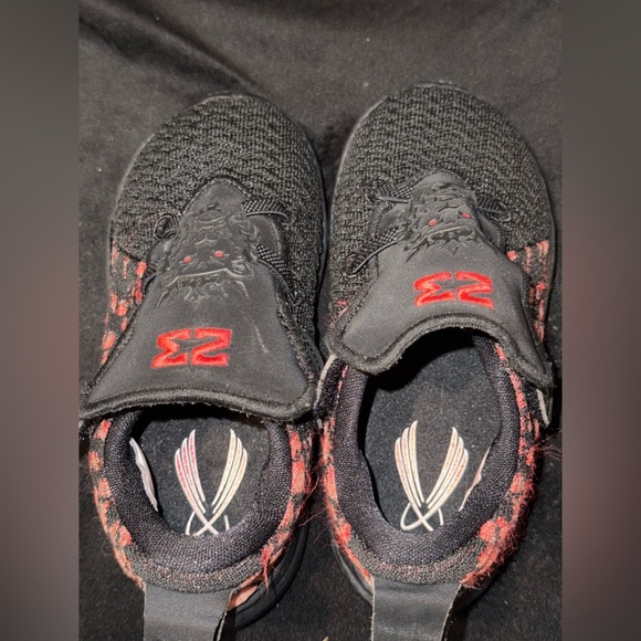 Nike LeBron 17 Black Red Toddler Size 9C 23 Lion - Picture 2 of 13